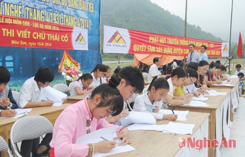 Thi viết chữ đẹp, một trong những hoạt động tại Lê hội Môn Sơn- Lục Dạ. ảnh Công Kiên