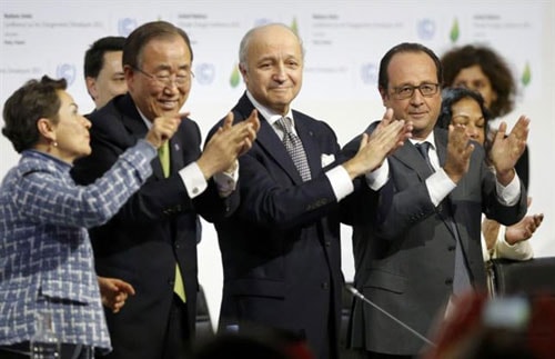 Tổng Thư ký LHQ Ban Ki-moon, Ngoại trưởng Pháp Laurent Fabius, Tổng thống Pháp Francois Hollande vui mừng với kết quả đạt được của COP21. Ảnh: Reuters. 