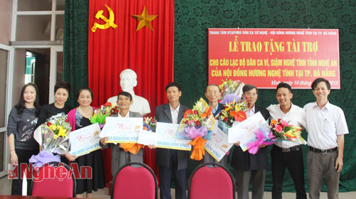 HĐH Nghệ Tĩnh tại Đà Nẵng trao tặng 50 triệu đồng cho các CLB dân ca ví, giặm tỉnh Nghệ An. 