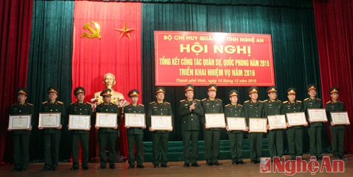 Đại tá Hà Tân Tiến - Chỉ huy trưởng Bộ CHQS tỉnh trao bằng khen cho đại diện 27 đơn vị đạt danh hiệu 