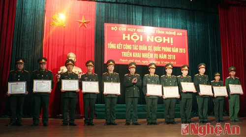 Đại tá Lương Hồng Phong - Chính ủy Bộ CHQS tỉnh tặng bằng khen cho các cá nhân đạt danh hiệu 
