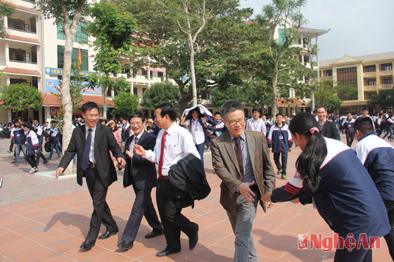 Học sinh trường THPT chuyên Đại học Vinh chào đón giáo sư Ngô Bảo Châu