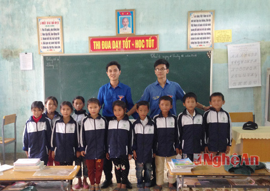 Trao áo ấm cho học sinh nghèo tại điểm trường Xốp Pe, trường tiểu học Hương Tiến, xã Ngọc Lâm