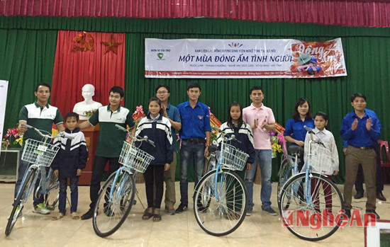 Trao xe đạp cho 4 học sinh nghèo trường THCS Hương Tiến