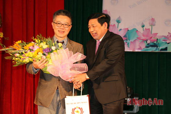 Đồng chí Nguyễn Xuân Đường tặng hoa chào mừng giáo sư Ngô Bảo Châu