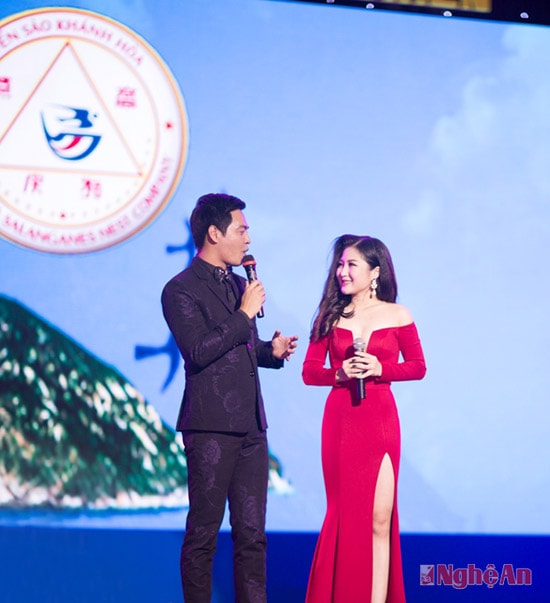 Hương Tràm và MC Phan Anh