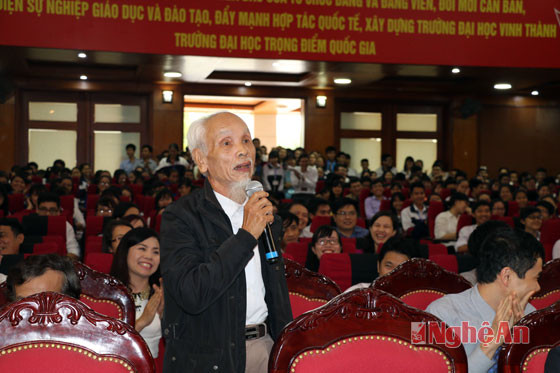 Thầy giáo Nguyễn Q úy Di, nguyên giảng viên trường Đại học Vinh phát biểu và giao lưu với giáo sư Ngô Bảo Châu