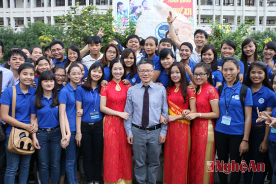 Chụp ảnh lưu niệm với sinh viên trường Đại học Vinh