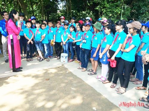 Những học sinh tiêu biểu của TX. Cửa Lò về thăm quê Bác.