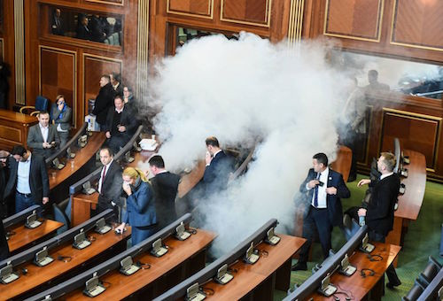Hơi cay do các nghị sĩ đảng đối lập của Kosovo ném trong phiên họp Quốc hội. Ảnh : Le Parisien