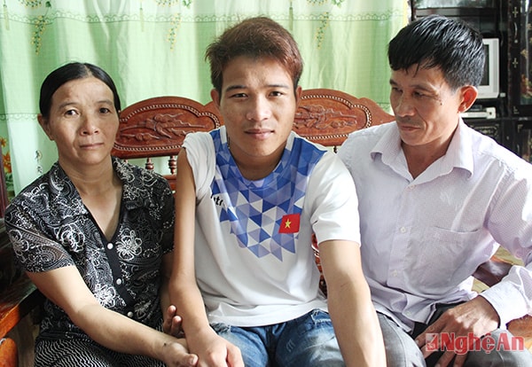 Bàn tay yếu ớt của em luôn được tiếp thêm sức mạnh từ gia đình