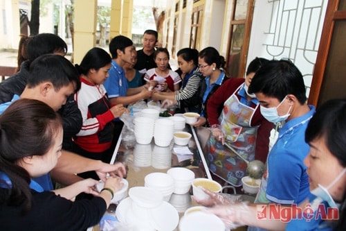 Đúng 10h sáng, CLB bát cháo tình thương bắt đầu 