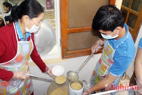 Để có nồi chào nóng hổi, ngon đảm bảo chất lượng, các bạn thanh niên tình nguyên đã phải chuẩn bị nguyên vật liệu ngày từ chiều hôm trước.