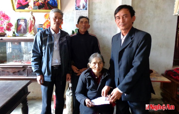 Lãnh đạo xã Quỳnh Hưng (Quỳnh Lưu) tặng quà cho người nghèo dịp Tết Ất Mùi 2015