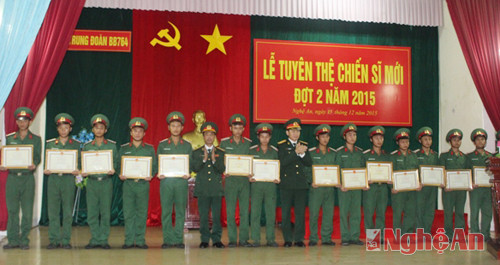 Chỉ huy Trung đoàn 764 Bộ CHQS tỉnh đã trao giấy khen cho các cá nhân vì đã cố thành tích xuất sắc trong học tập và huấn luyện