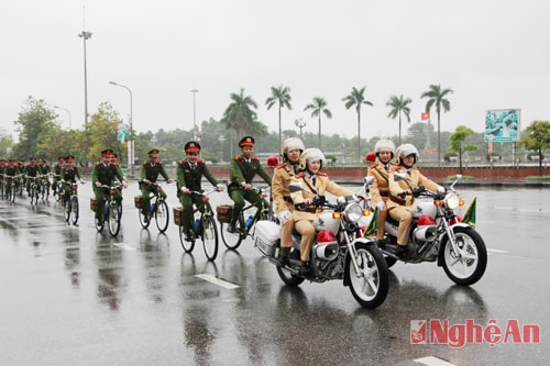 Lực lượng Công an tỉnh diễu hành bằng xe đạp chuyên dụng phục vụ tuần tra.