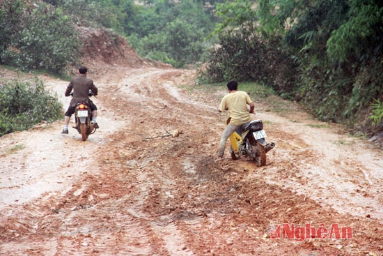 Theo quy định thì đường từ bến thuyền vào khu TĐC Cà Moong phải được xây dựng chuẩn đường loại A, tức là kết cấu mặt đường phải được xây dựng bằng các vật liệu cứng. Thế nhưng, tuyến đường này mới được san nền đất, chỉ sau một cơn mưa nhỏ đã nhão nhoét, trơn trượt.