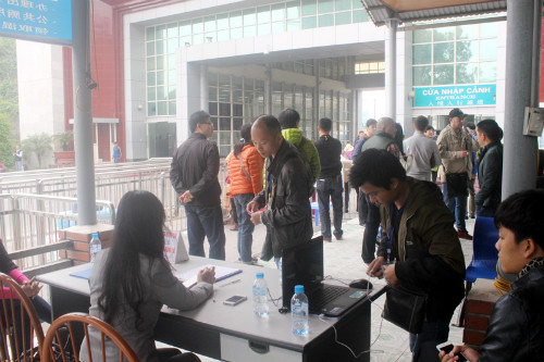 Doanh nghiệp đón khách Trung Quốc tại cửa khẩu Móng Cái.