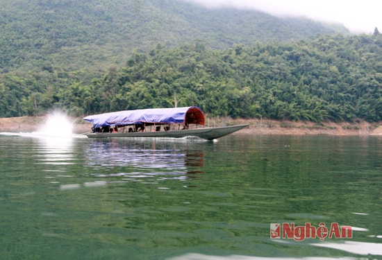 Phải mất khoảng 30 phút đi thuyền trên lòng hồ thủy điện Bản Vẽ mới đến được bến Cà Moong.