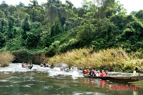 Du lịch sông Giăng vào Vườn Quốc gia Pù Mát. Ảnh: Sỹ Minh