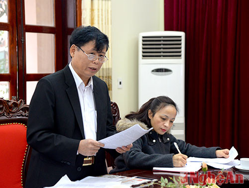Đồng chí Lâm Văn Đoàn - Phó Tổng Biên tập Báo Nghệ An trình bày kế hoạch tuyên truyền, phát hành và sử dụng báo Đảng năm 2016.