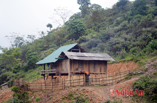 Những gia đình có nhà cửa bị đất đá vùi lấp được huyện di dời đến địa điểm cao hơn, hỗ trợ kinh phí cho dân dựng lại nhà cửa.