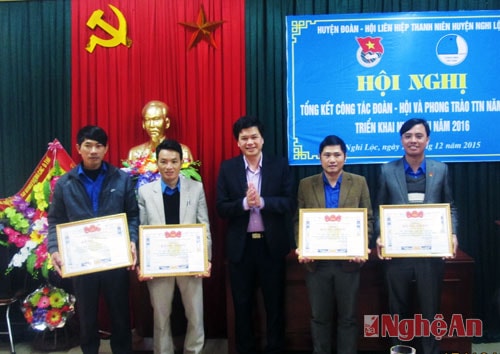 Bí thư Tỉnh đoàn Nguyễn Đình Hùng trao giấy khen của Tỉnh đoàn cho các tập thể, cá nhân 