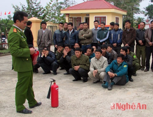 Cán bộ cảnh sát PCCC hướng dẫn sử dụng bình cửu hỏa