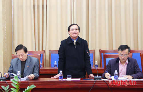 Đồng chí Nguyễn Hữu Mão - Phó Giám đốc Sở Kế hoạch và Đầu tư trình bày công tác chuẩn bị tổ chức Hội nghị gặp mặt các nhà đầu tư Xuân Bính Thân 2016.