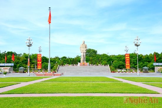 Quảng trường Hồ Chí Minh (Thành phố Vinh).