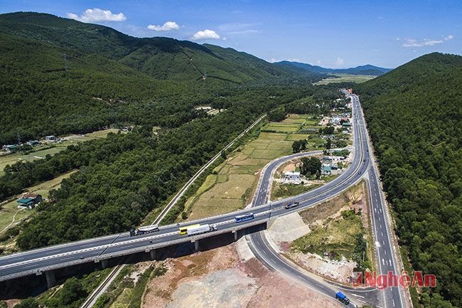 Hệ thống giao thông được nâng cấp đồng bộ. Trong ảnh: Cầu vượt đường sắt ở xã Nghi Yên, Nghi Lộc.