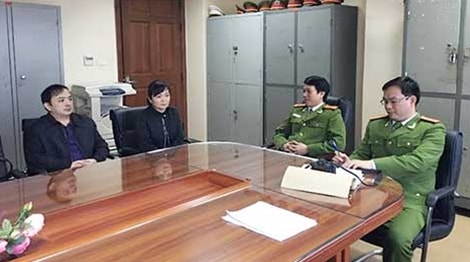 Đối tượng truy nã Nguyễn Văn Thành (người ngồi ngoài cùng bên trái ảnh) ra đầu thú tại cơ quan Công an. 