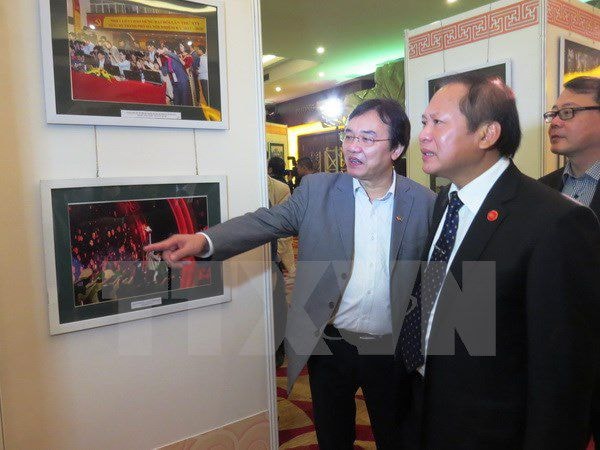 Các đại biểu tham quan triển lãm ảnh “Những người làm truyền hình.” (Ảnh: Võ Dung/TTXVN)