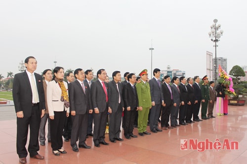 Đoàn đại biểu thành kính làm lễ tưởng niệm trước Tượng đài Hồ Chí Minh.