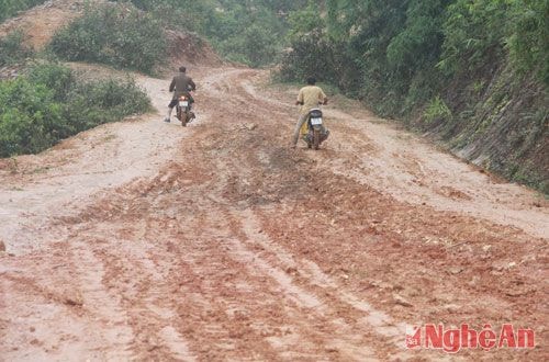 Đường vào bản tái định cư Cà Moong chưa hề có sự đầu tư