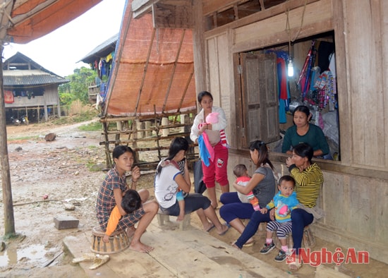 Thiếu đất sản xuất nên đàn ông trong bản phải đi làm ăn xa, chỉ có phụ nữ và trẻ em ở nhà