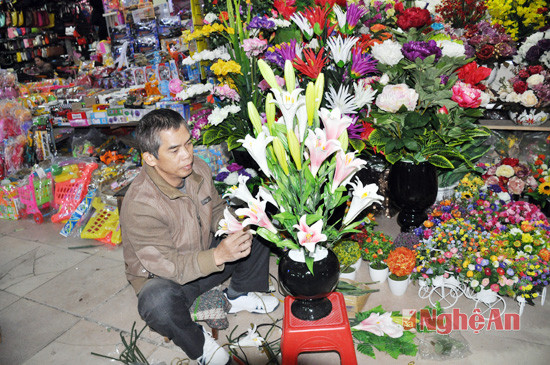 Tại chợ Vinh, nhiều hàng hoa đã chuẩn bị cho nhu cầu chơi hoa dịp lễ tết
