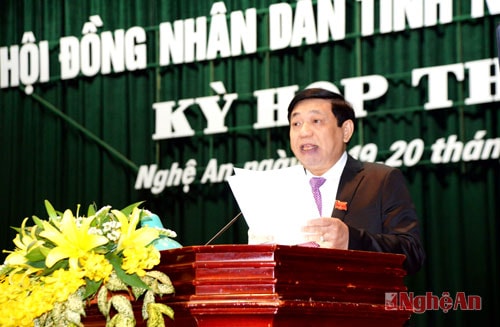 Đồng chí Nguyễn Xuân Đường - Phó Bí thư Tỉnh uỷ, Chủ tịch UBND tỉnh trình bày báo cáo tóm tắt tình hình thực hiện nhiệm vụ kinh tế - xã hội, quốc phòng - an ninh năm 2015 và kế hoạch năm 2016.