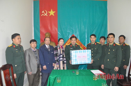 Do sóng to, biển động, đoàn công tác không ra đảo được nên chuyển quà của Tỉnh ủy, HĐND, UBND, Ủy ban MTTQ tỉnh đến Tiểu đoàn bảo vệ Đảo Mắt tại Hậu cứ trên địa bàn phường Nghi Hải, Tx Cửa Lò.