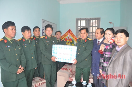 Tặng quà cho cán bộ chiến sĩ Đảo Ngư tại hậu cứ đứng chân trên địa bàn phường Nghi Tân, Tx Cửa Lò
