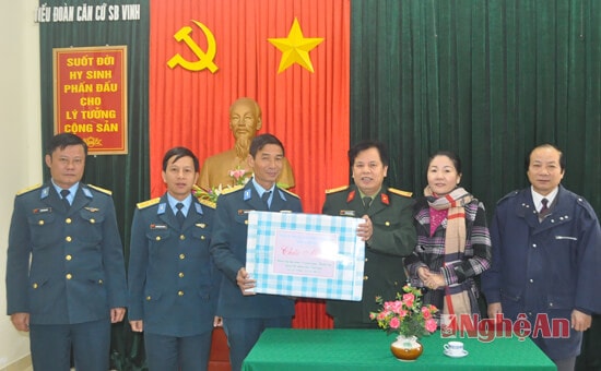 Thăm và tặng quà cho cán bộ chiến sĩ Tiểu đoàn Bảo vệ sân bay Vinh đóng tại xã Nghi Liên, TP Vinh