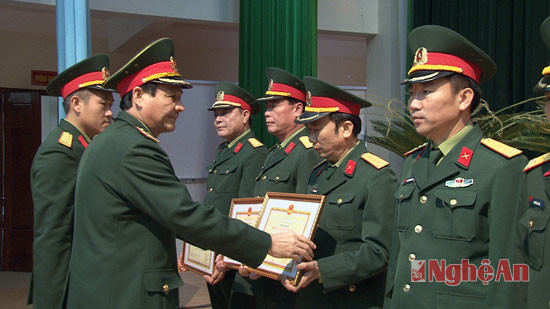 : Thủ trưởng Bộ Tham mưu Quân khu trao Danh hiệu Đơn vị quyết thắng năm 2015 cho các cơ quan, đơn vị trực thuộc.