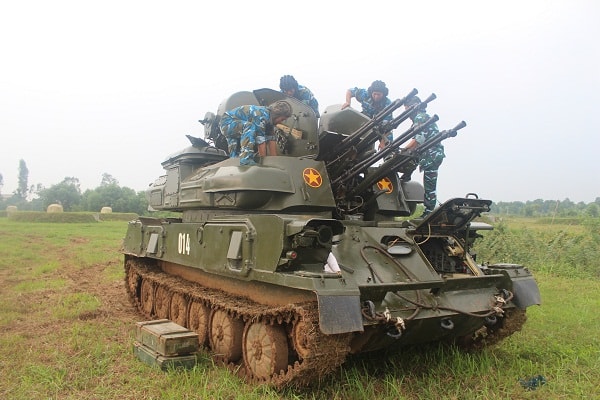 Kíp pháo thủ ZSU-23-4M1 Học viện PK-KQ huấn luyện bắn đạn thật.