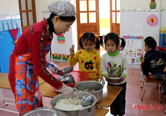 Không có tủ cơm để vận chuyển nên hàng ngày nên các cô phải mang cơm, thức ăn lên tận lớp học để chia thành từng suất ăn, còn các trò giúp cô bê cơm đến từng bàn.