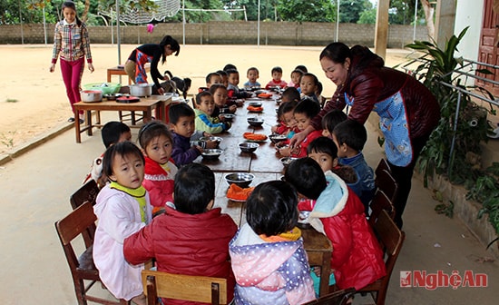 Sự nỗ lực của nhà trường và phụ huynh duy trì bữa ăn bán trú cho trẻ ở vùng khó này cũng là một trong những biện pháp góp phần nâng tỷ lệ huy động trẻ đến trường tăng lên hàng năm. Tỷ lệ trẻ lứa tuổi mẫu giáo đến trường từ 80% năm 2008 đến nay đã đạt 100%.