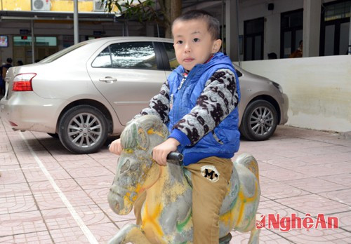 Lời khuyên của bác sỹ: Để phòng bệnh cho người già trẻ nhỏ cần phải thực hiện việc giữ ấm cơ thể; Thực hiện ăn chính uống sôi, ăn ăn đủ chất tăng sức đề kháng; Hạn chế việc vận động ở ngoài trời khi nhiệt độ dưới 10 độ C, nên tập thể dục và vui chơi ở trong nhà.