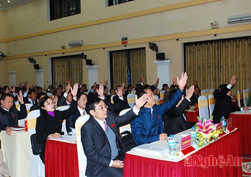 Hội đồng biểu quyết thông qua danh sách bầu cử bố sung chức vụ Chủ tịch HĐND tỉnh nhiệm kỳ 2011 - 2016.