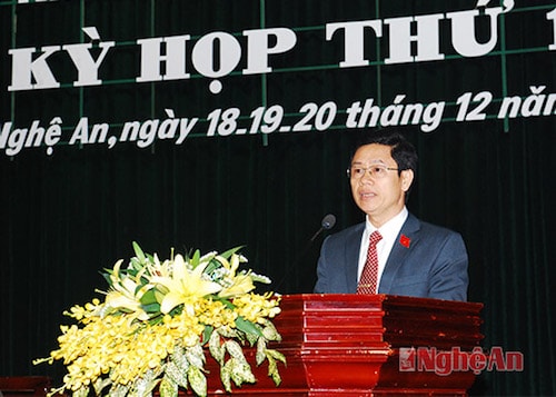 Ông Nguyễn Xuân Sơn thay mặt Thường trực HĐND tỉnh khoá XVI đọc tờ trình đề nghị miễn nhiệm chức vụ Chủ tịch HĐND tỉnh khoá XVI.