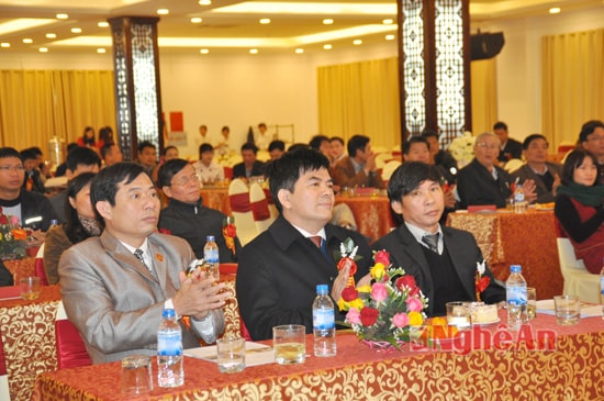 Lãnh đạo Thị xã Thái Hòa, các ngành, các doanh nghiệp trên địa bàn Thị xã tới dự khai trương.