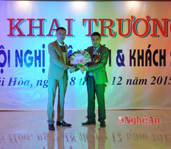 Giám đốc Khách sạn - Cung lễ hội - Nhà hàng dịch vụ tổng hợp Hà Huy nhận lời chúc mừng từ Tổng giám đốc Công ty TNHH Hà Huy